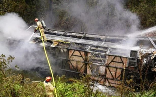 Ισημερινός: Τουλάχιστον 14 νεκροί σε τροχαίο με λεωφορείο – Στους 29 οι τραυματίες