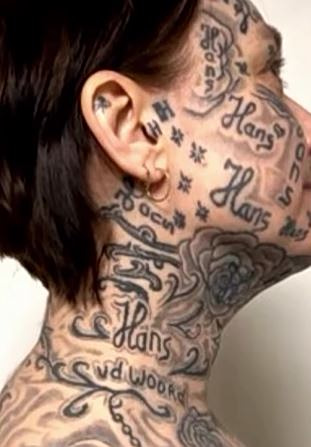 Στη φωτογραφία φαίνεται όλο το πρόσωπό της και ο λαιμός της να είναι καλυμμένος με μελάνι