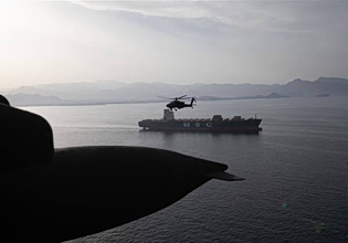 Αντίποινα για το αμερικανικό ρεσάλτο σε ιρανικό πλοίο υπόσχεται το Ιράν – Από μία κλωστή κρέμεται η εκεχειρία