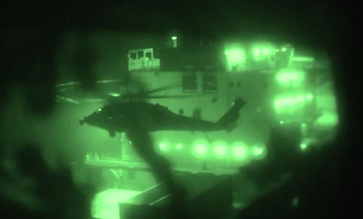 Η στιγμή του ρεσάλτου των Αμερικανών πεζοναυτών σε ιρανικό πλοίο – Βίντεο από την επίθεση