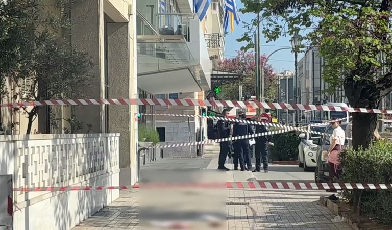 Γυναίκα έπεσε από τον δεύτερο όροφο του υπουργείου Τουρισμού και σκοτώθηκε