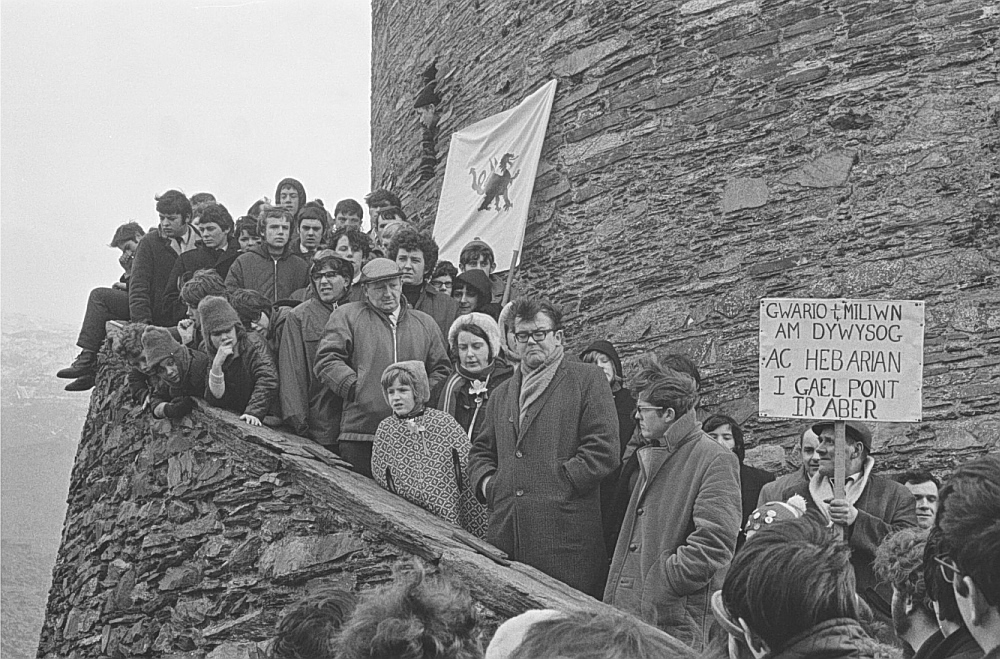 Ένα τμήμα διαδήλωσης κατά της ενθρόνισης έξω από το κάστρο, τον Μάρτιο του 1969