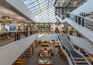 Μια ανάλυση του εκπαιδευτικού συστήματος του Deree University που δίνει έμφαση στα soft skills, την ευελιξία και την ολιστική καλλιέργεια του φοιτητή