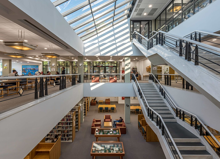 Μια ανάλυση του εκπαιδευτικού συστήματος του Deree University που δίνει έμφαση στα soft skills, την ευελιξία και την ολιστική καλλιέργεια του φοιτητή