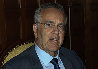 Άγνωστοί έγραψαν συνθήματα και πέταξαν τρικάκια έξω από το σπίτι του Ισίδωρου Ντογιάκου