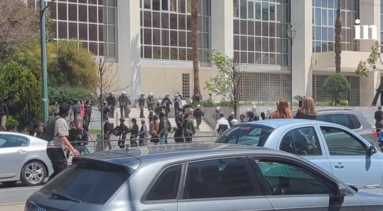 Ένταση στο Εφετείο μετά την αθώωση Ρωμανού – Δακρυγόνα από την ΕΛ.ΑΣ.