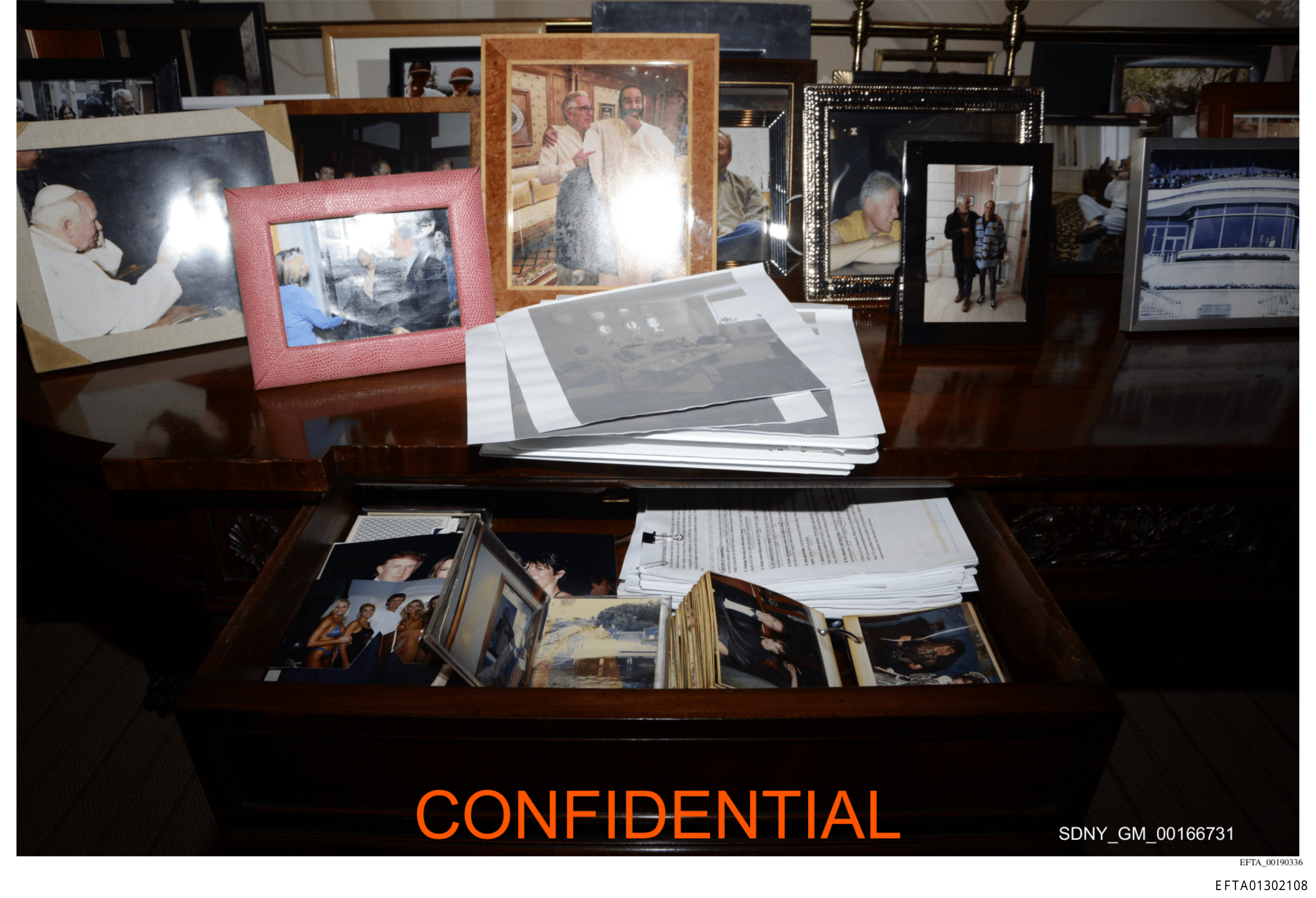 Φωτογραφία που ήρθε στο φως με τη δημοσιοποίηση των αρχείων Έπσταϊν από το Υπουργείο Δικαιοσύνης των ΗΠΑ 