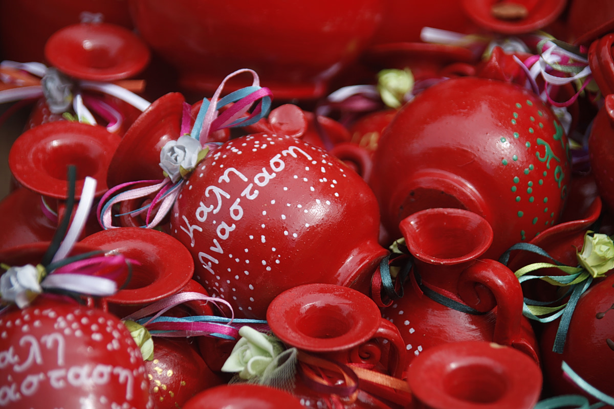 Πρώτη Ανάσταση: Κρότοι, δάφνες και βυζαντινές ψαλμωδίες – Το τελετουργικό και τα έθιμα