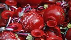 Πρώτη Ανάσταση: Κρότοι, δάφνες και βυζαντινές ψαλμωδίες – Το τελετουργικό και τα έθιμα