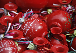 Πρώτη Ανάσταση: Κρότοι, δάφνες και βυζαντινές ψαλμωδίες – Το τελετουργικό και τα έθιμα