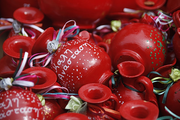 Πρώτη Ανάσταση: Κρότοι, δάφνες και βυζαντινές ψαλμωδίες – Το τελετουργικό και τα έθιμα