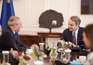 Με τον Στεφάνου του ΑΚΕΛ συναντήθηκε ο Μητσοτάκης – Συζήτησαν για Κυπριακό και Μέση Ανατολή