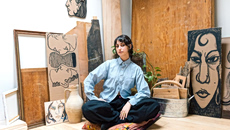 Η Ράμα Ντουβάτζι στο στούντιό της – Πρότυπο της αριστερής Gen Ζ, «απειλή» των δεξιών μουσουλμάνων