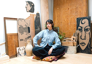 Η Ράμα Ντουβάτζι στο στούντιό της – Πρότυπο της αριστερής Gen Ζ, «απειλή» των δεξιών μουσουλμάνων