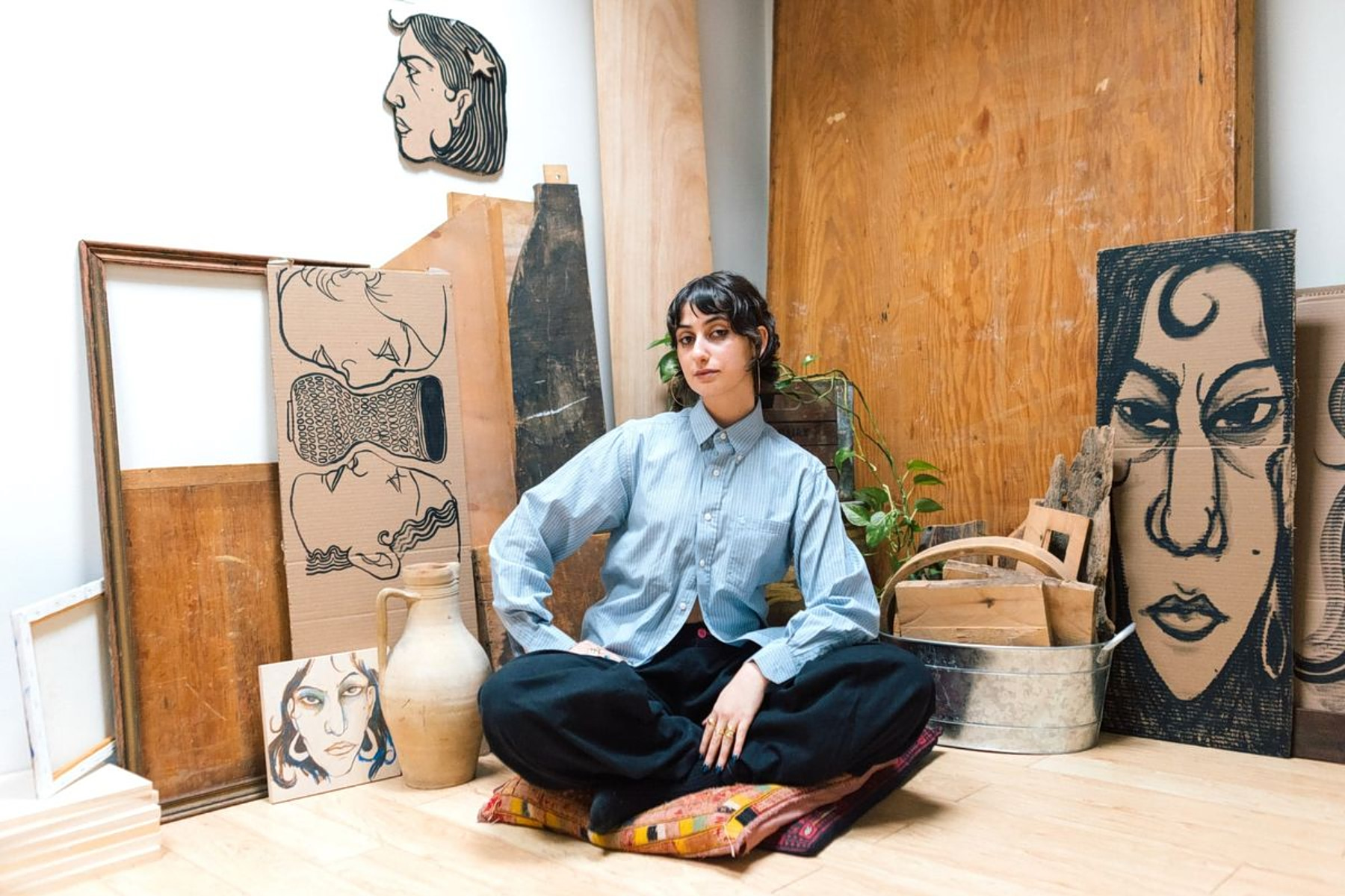 Η Ράμα Ντουβάτζι στο στούντιό της – Πρότυπο της αριστερής Gen Ζ, «απειλή» των δεξιών μουσουλμάνων