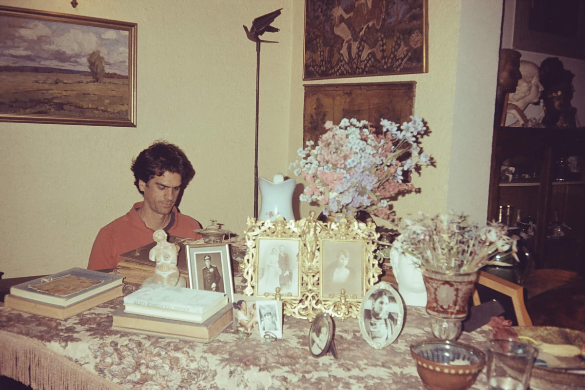 Στο μυαλό του ζωγράφου Δημήτρη Ρόκου: «Άνδρες της διπλανής πόρτας καμαρώνουν αυτάρεσκα με τα όπλα τους»