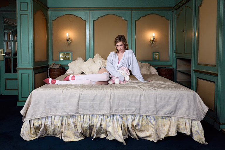 Yπερ-θηλυκότητα: Η σχεδιάστρια μόδας που απευθύνεται στις γυναίκες που μεγάλωσαν στο διαδίκτυο