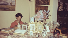 Στο μυαλό του ζωγράφου Δημήτρη Ρόκου: «Άνδρες της διπλανής πόρτας καμαρώνουν αυτάρεσκα με τα όπλα τους»