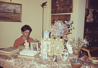 Στο μυαλό του ζωγράφου Δημήτρη Ρόκου: «Άνδρες της διπλανής πόρτας καμαρώνουν αυτάρεσκα με τα όπλα τους»