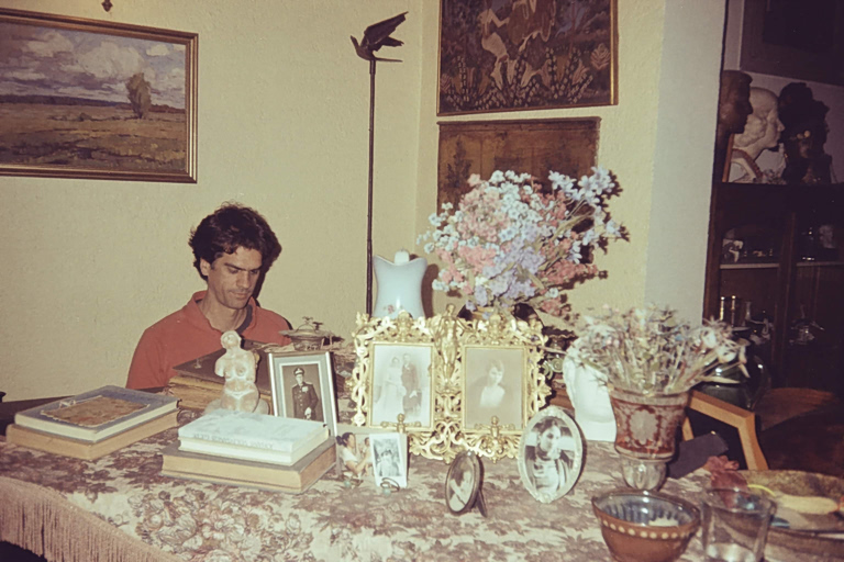 Στο μυαλό του ζωγράφου Δημήτρη Ρόκου: «Άνδρες της διπλανής πόρτας καμαρώνουν αυτάρεσκα με τα όπλα τους»