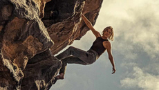 Σαρλίζ Θερόν – Κάνει αναρρίχηση σε τοίχο της Νέας Υόρκης και κόβει την ανάσα