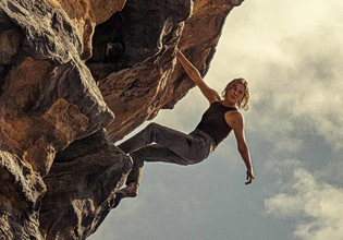 Σαρλίζ Θερόν – Κάνει αναρρίχηση σε τοίχο της Νέας Υόρκης και κόβει την ανάσα