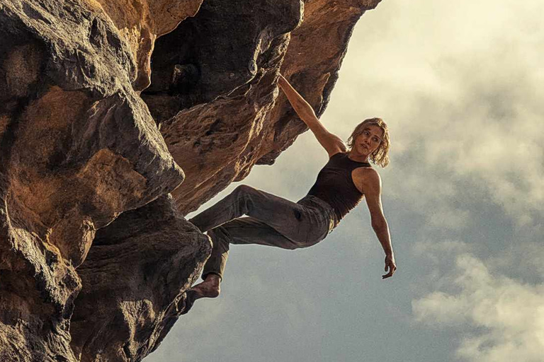 Σαρλίζ Θερόν – Κάνει αναρρίχηση σε τοίχο της Νέας Υόρκης και κόβει την ανάσα