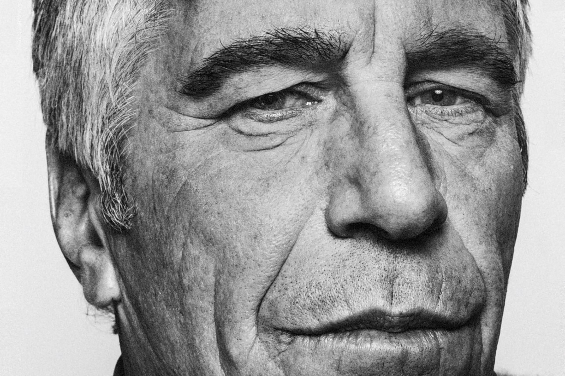 «Έστειλε κάποιον με μαύρα γάντια να με εκφοβίσει» – Ο φωτογράφος που ζούμαρε στο «τέρας»