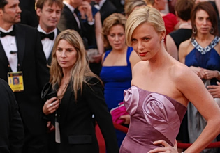 Η μητέρα της Σαρλίζ Θερόν σκότωσε τον πατέρα της – «Δε με στοιχειώνει» λέει η σταρ