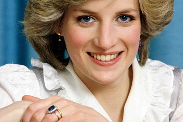 Το μπλε δαχτυλίδι αρραβώνων της πριγκίπισσας Νταϊάνας έσπασε μια παράδοση πολλών γενεών