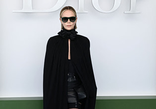 Σαρλίζ Θερόν: Η κορυφαία εμφάνιση χωρίς top, μόνο με ένα εντυπωσιακό κολάρο