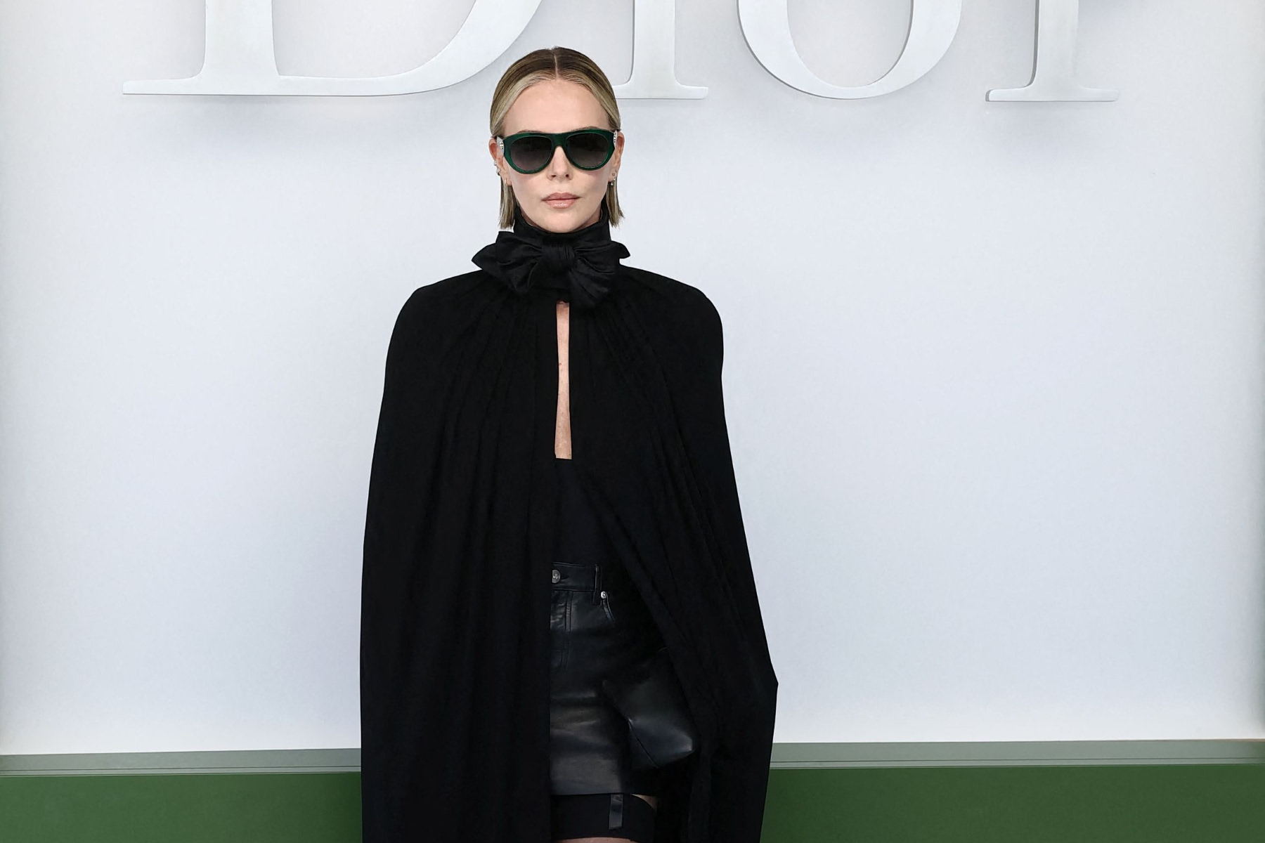 Σαρλίζ Θερόν: Η κορυφαία εμφάνιση χωρίς top, μόνο με ένα εντυπωσιακό κολάρο