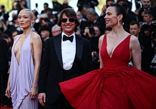 Ο Τομ Κρουζ αγνώριστος με γκρίζα μαλλιά και κοιλιά σε βίντεο από την ταινία «Digger» του Ινιάριτου