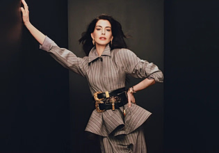 Η Aν Χάθαγουεϊ αφήνει πίσω της την ιδέα της τελειότητας – Πιο ζωντανή, πιο σίγουρη, πιο περιζήτητη