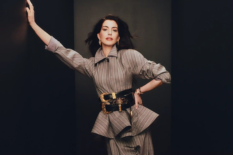 Η Aν Χάθαγουεϊ αφήνει πίσω της την ιδέα της τελειότητας – Πιο ζωντανή, πιο σίγουρη, πιο περιζήτητη