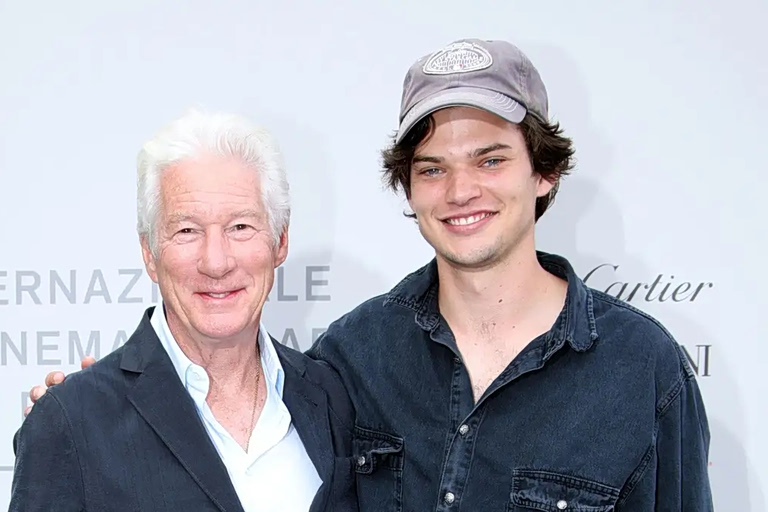 «Η συμβουλή του πατέρα μου» - Τα καθημερινά τηλεφωνήματα του 26χρονου Χόμερ με τον Ρίτσαρντ Γκιρ