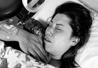 Η κόρη του Eminem μοιράζεται τις πρώτες φωτογραφίες από τη γέννηση της κόρης της