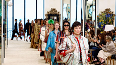 Παιχνίδι, κομψότητα και «καμία ηλικία» – Η νέα συλλογή Cruise της Chanel αναδεικνύει το κοινό της