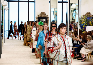 Παιχνίδι, κομψότητα και «καμία ηλικία» – Η νέα συλλογή Cruise της Chanel αναδεικνύει το κοινό της