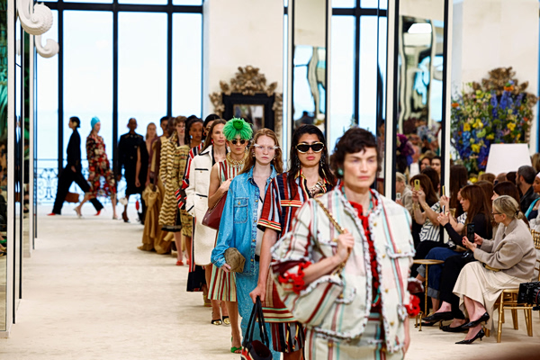 Παιχνίδι, κομψότητα και «καμία ηλικία» – Η νέα συλλογή Cruise της Chanel αναδεικνύει το κοινό της