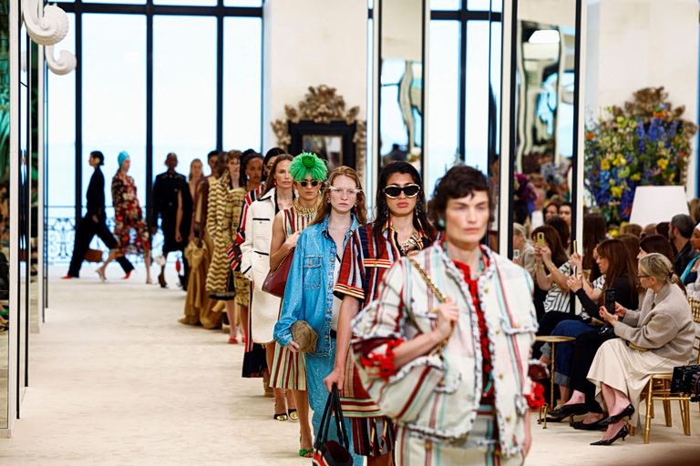 Παιχνίδι, κομψότητα και «καμία ηλικία» – Η νέα συλλογή Cruise της Chanel αναδεικνύει το κοινό της