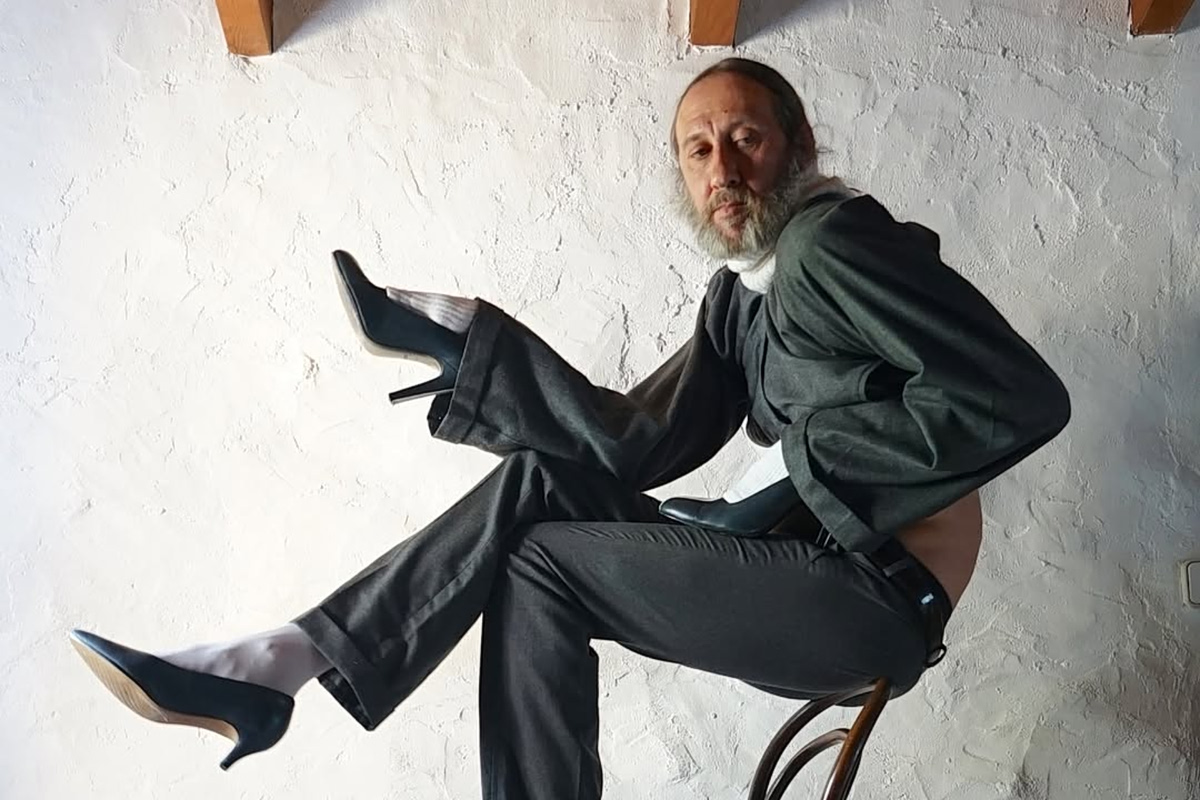 Ο Ισπανός σχεδιαστής Μιγκέλ Αντρόβερ δεν κάνει απλά μόδα, ασκεί επιρροή