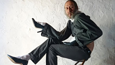 Ο Ισπανός σχεδιαστής Μιγκέλ Αντρόβερ δεν κάνει απλά μόδα, ασκεί επιρροή