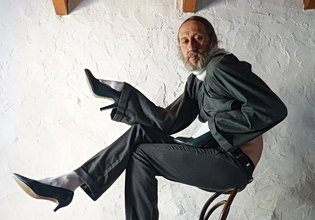 Ο Ισπανός σχεδιαστής Μιγκέλ Αντρόβερ δεν κάνει απλά μόδα, ασκεί επιρροή