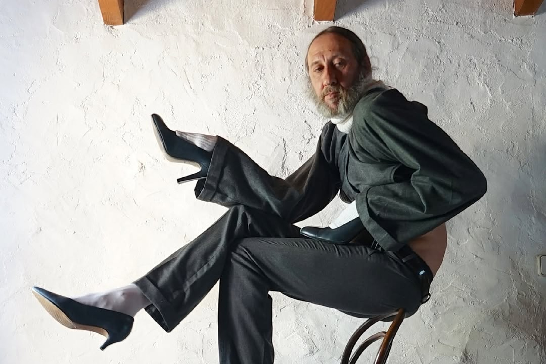 Ο Ισπανός σχεδιαστής Μιγκέλ Αντρόβερ δεν κάνει απλά μόδα, ασκεί επιρροή