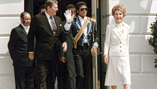 Νέες, «τρομακτικές» φωτογραφίες του Μάικλ Τζάκσον με ανήλικους