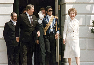 Νέες, «τρομακτικές» φωτογραφίες του Μάικλ Τζάκσον με ανήλικους