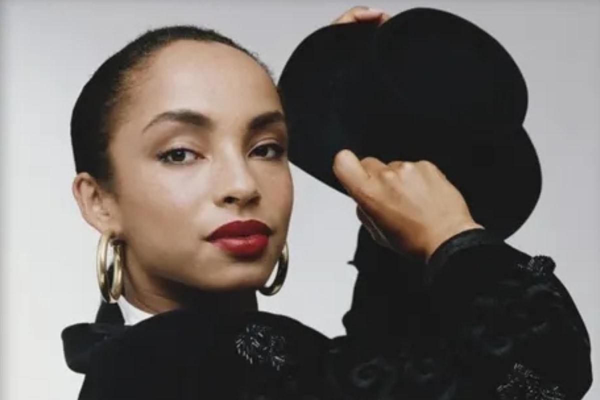 Κόκκινο κραγιόν, τραβηγμένα μαλλιά, κρίκοι – Το 80s στυλ της Sade δεν ξεπεράστηκε ποτέ