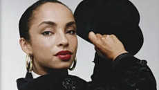 Κόκκινο κραγιόν, τραβηγμένα μαλλιά, κρίκοι – Το 80s στυλ της Sade δεν ξεπεράστηκε ποτέ