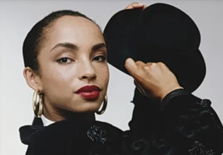 Κόκκινο κραγιόν, τραβηγμένα μαλλιά, κρίκοι – Το 80s στυλ της Sade δεν ξεπεράστηκε ποτέ